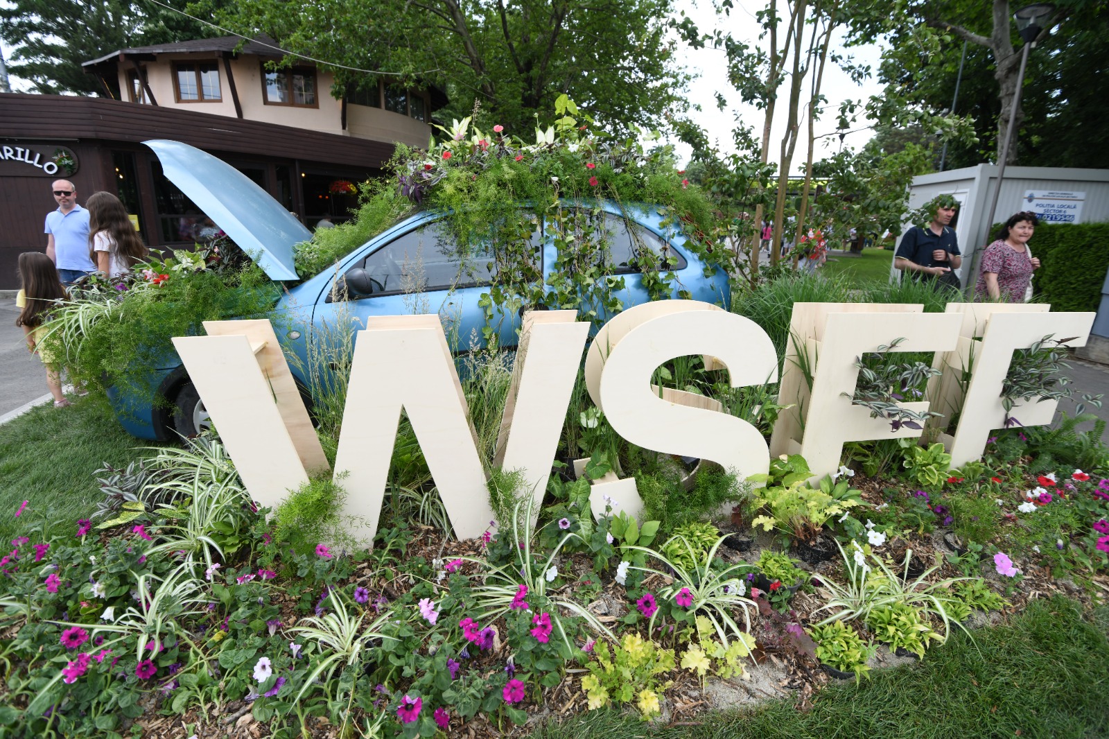 Unicat în România! Grădini plutitoare pe lac, aranjamente gigant, zeci de mii de ghivece la West Side Flower Fest, cel mai mare festival de  flori