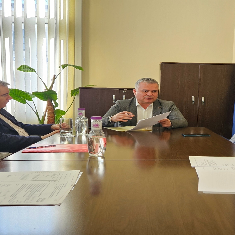 Adrian-Ioan Veştea a convocat o şedinţă pe tema implementării proiectului PNRR „Crearea unei rețele de hub-uri a competențelor digitale în bibliotecile din Brașov”