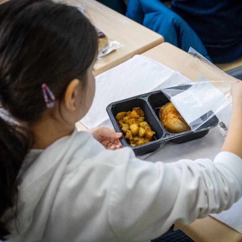 Banca de Alimente a Sectorului 6 livrează, de azi, mâncare caldă pentru elevii de la „Școala după școală”