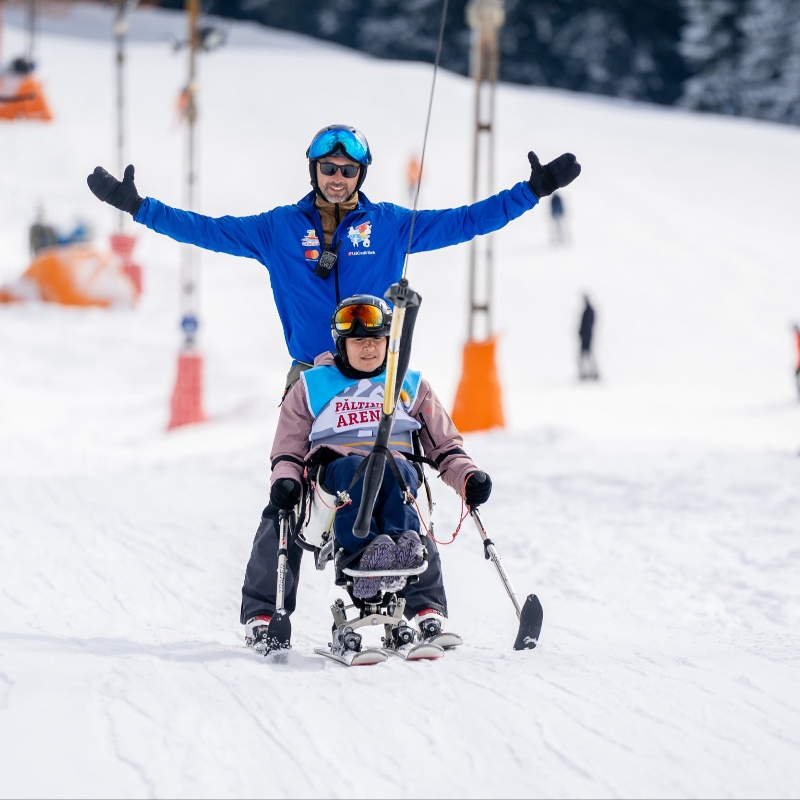 PREMIERĂ în România: prima competiție oficială de schi adaptat persoanelor cu dizabilități locomotorii a avut loc la Arena Platoș Păltiniș