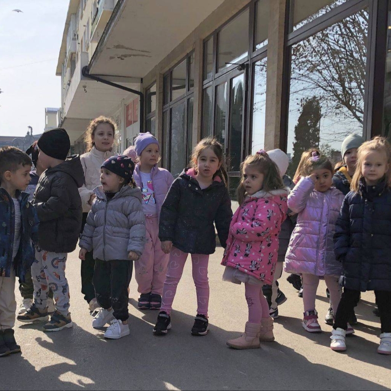 Acasă la bunicii care n-au parte de nepoți. Copiii de la Grădiniţa PP7 Deva au adus primăvara în casele persoanelor vârstnice