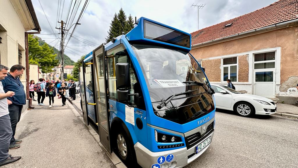 Elevii din Deva merg la școală cu vehiculele electrice achiziționate de administrația publică locală