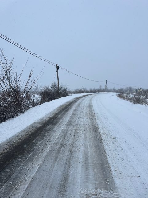 Pe drumurile județene se circulă în condiții de iarnă