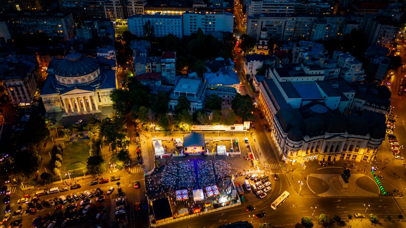 PESTE 15.000 DE PERSOANE AU PARTICIPAT LA CONCERTELE ÎN AER LIBER, LA PIAŢA FESTIVALULUI INTERNAŢIONAL GEORGE ENESCU