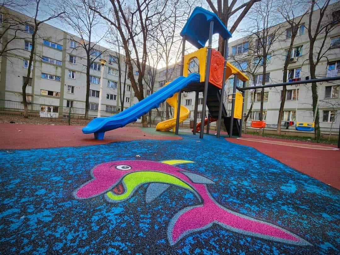 Continuă modernizarea locurilor de joacă din Sectorul 3