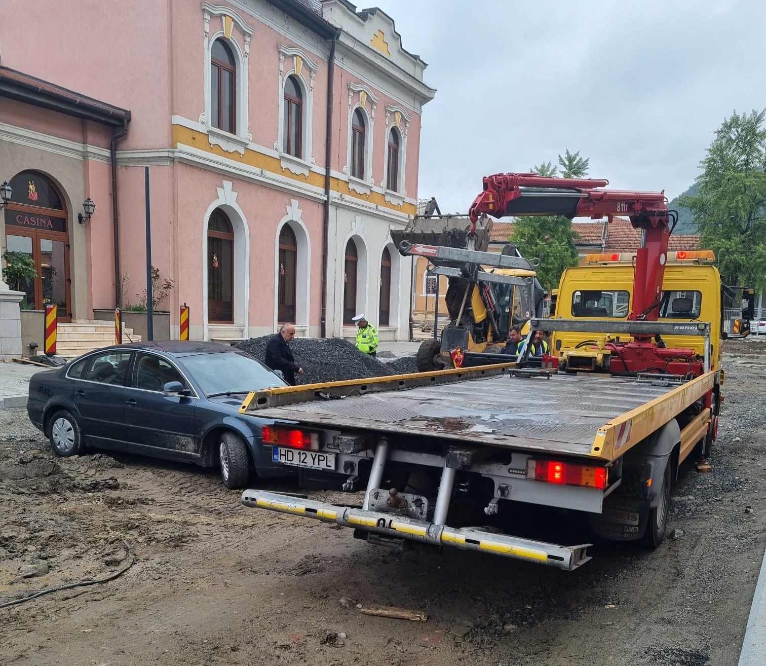 Vehicule ridicate de polițiștii locali din șantierul din Centrul Istoric al Devei și amendă pentru proprietar