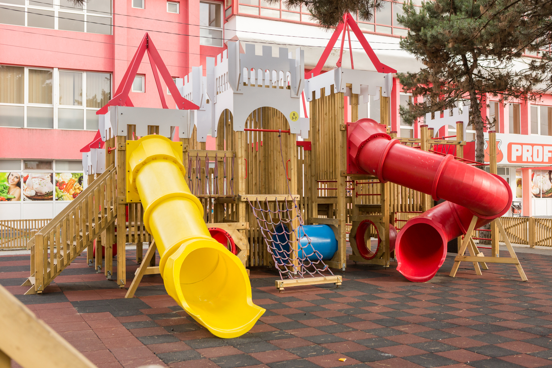 Cetatea Micilor Cavaleri – Un Loc de Joacă Inovator pentru Toate Vârstele