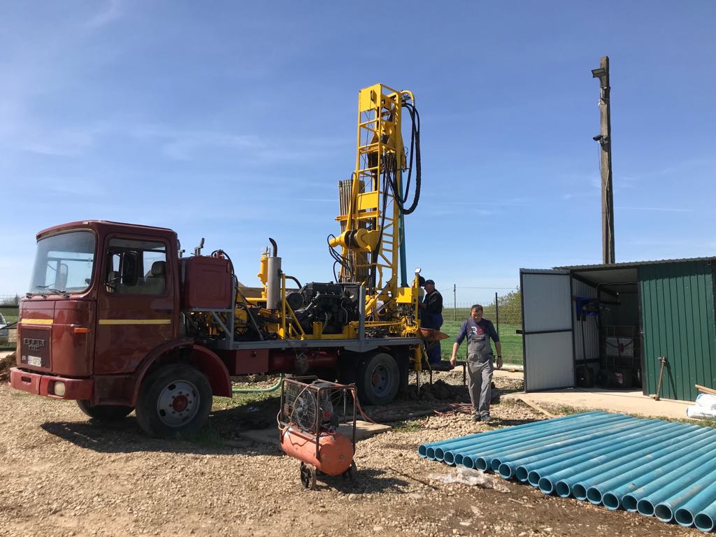 Firma Foraqua executa foreje de alimentare cu apa.