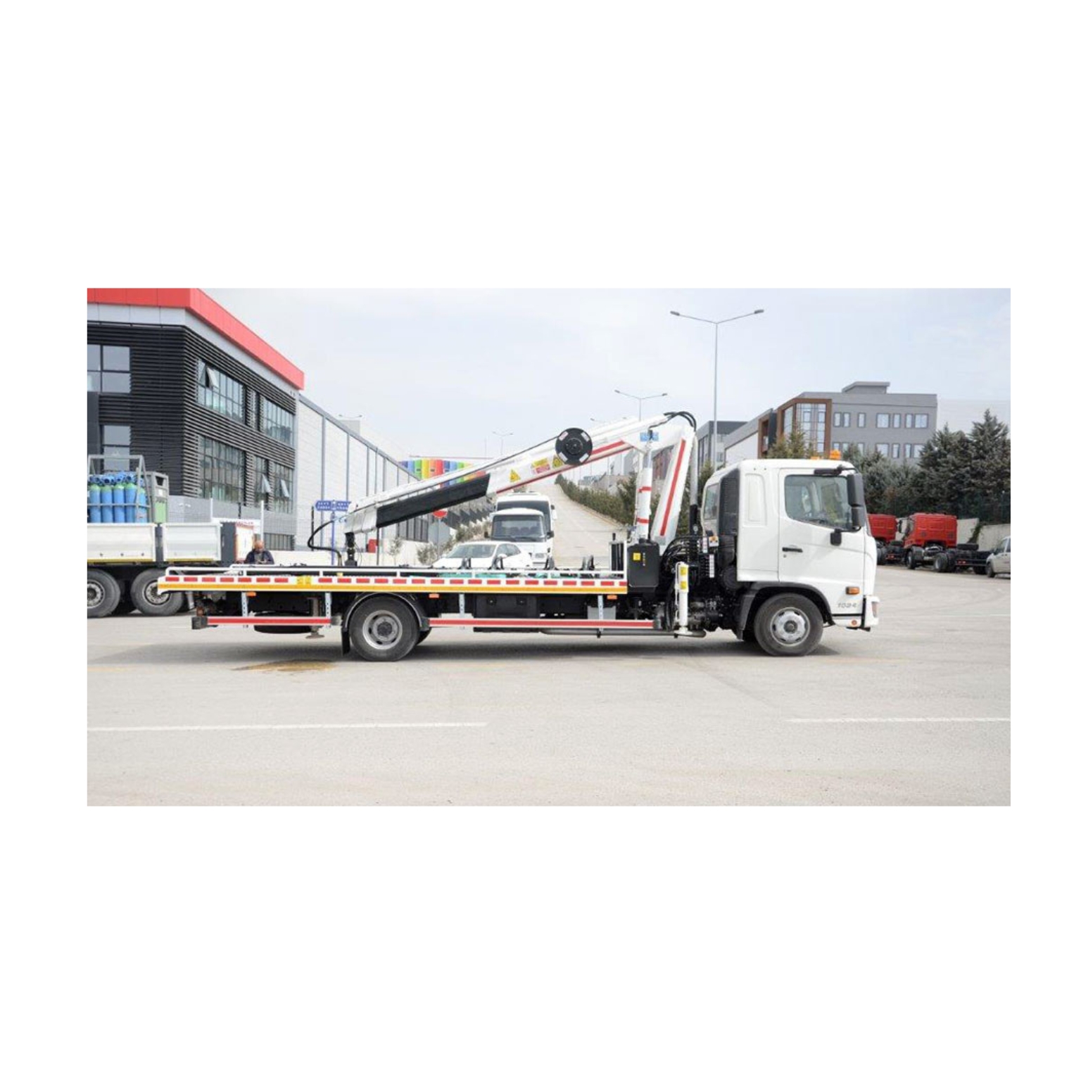 Platformă cu braț macara