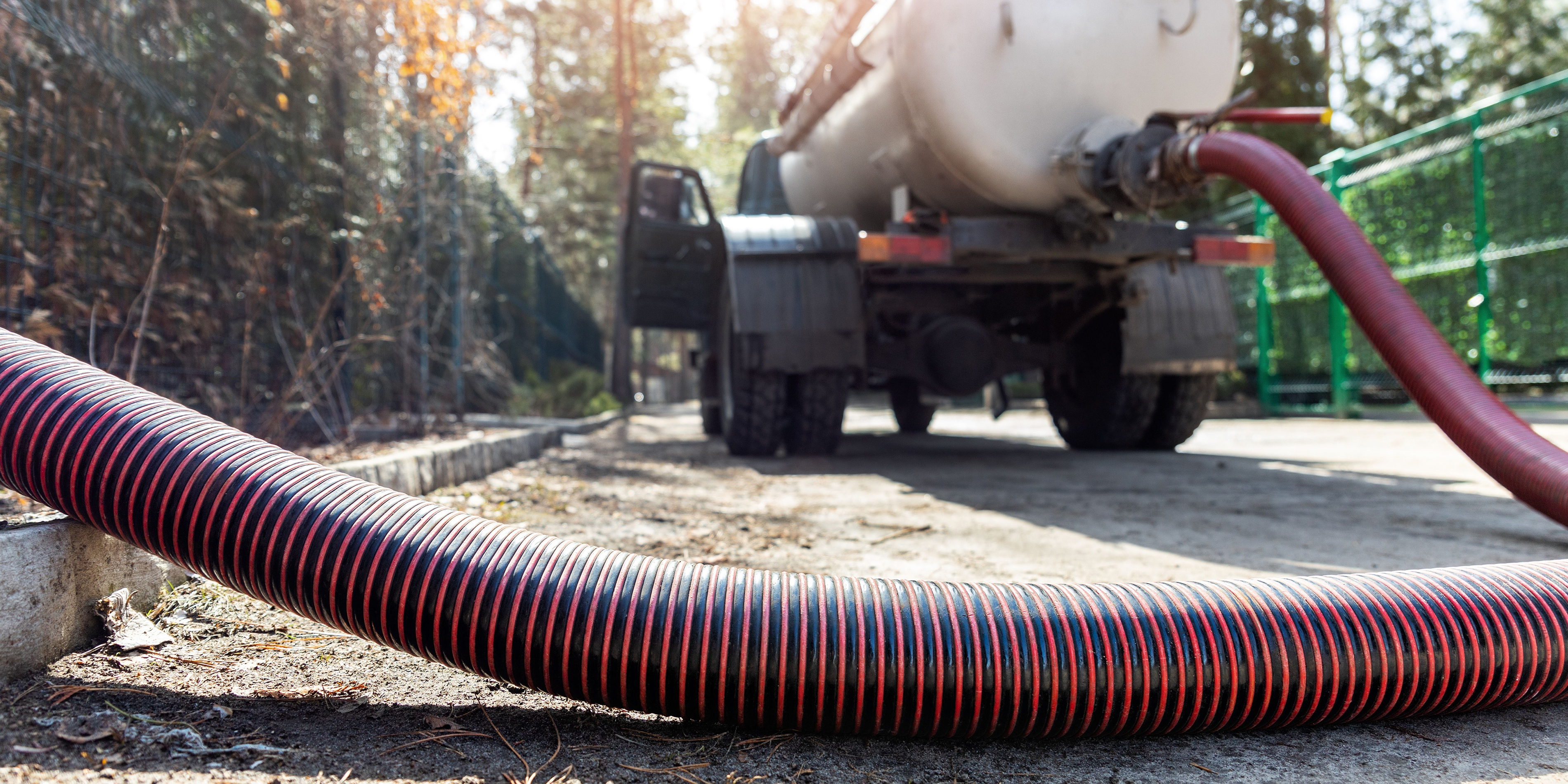 Lucrari curatare folosind utilaje cu capacitate mare de aspirare