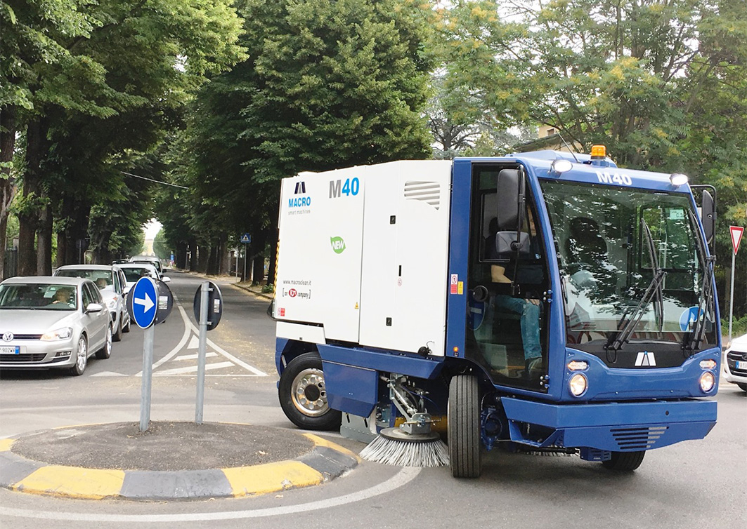 M40 PLUS - Măturătoare stradală de mare capacitate