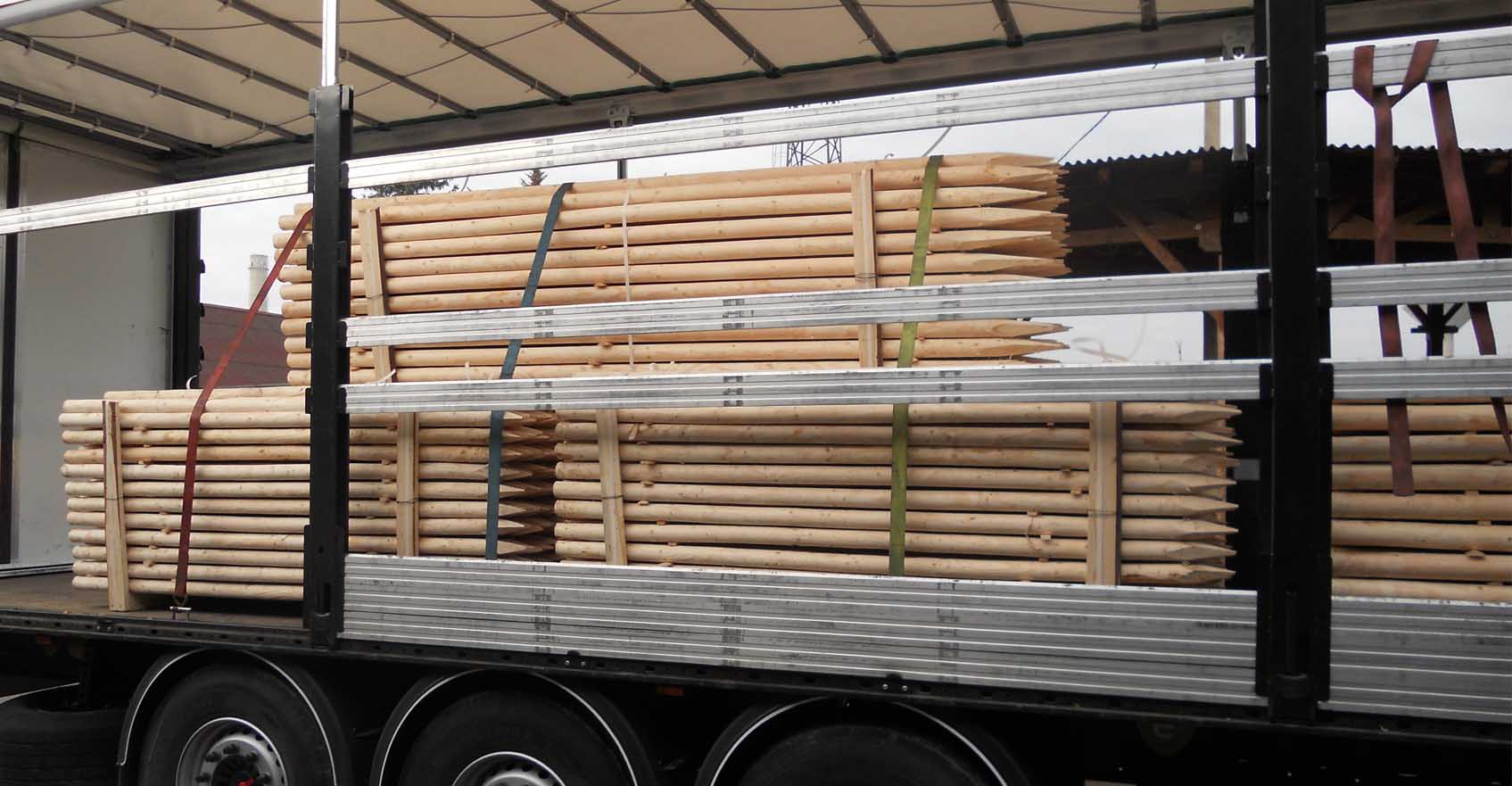 Stâlpi din lemn rotund