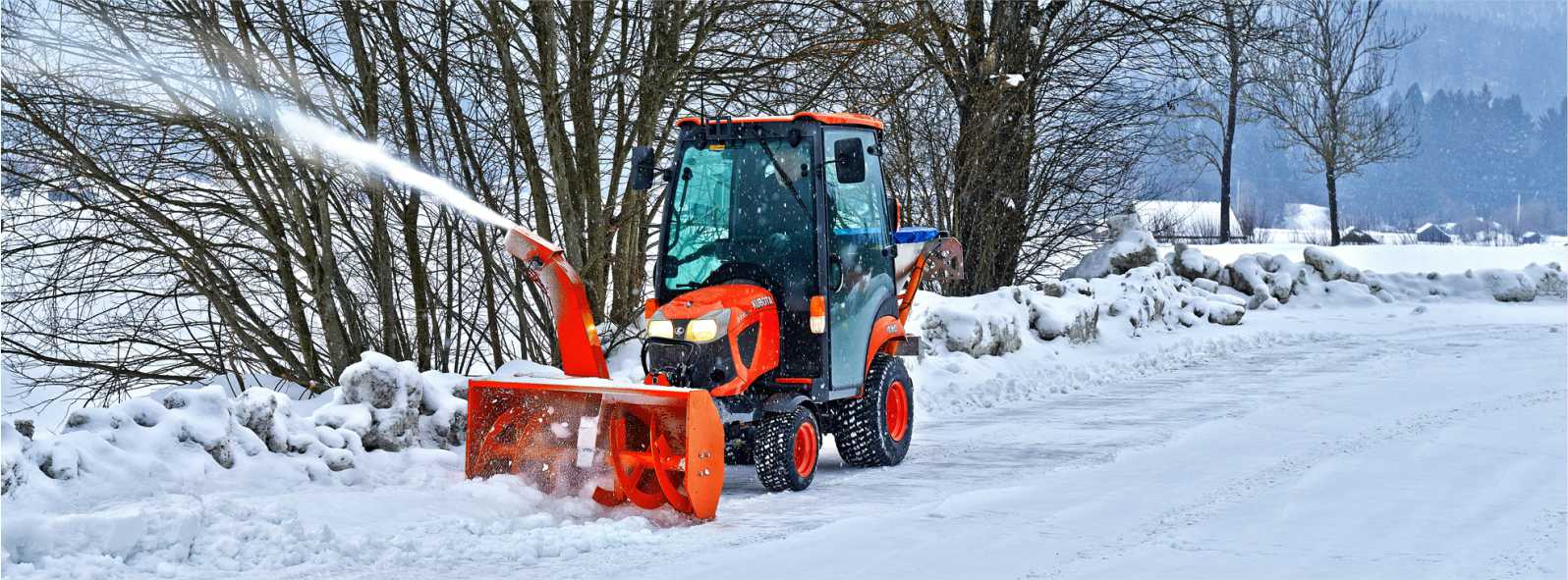 Tractor municipal Kubota BX261 cu cositoare ventrala